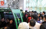 Trẻ em vạ vật theo cha mẹ đi lễ giữa biển người ở chùa Hương